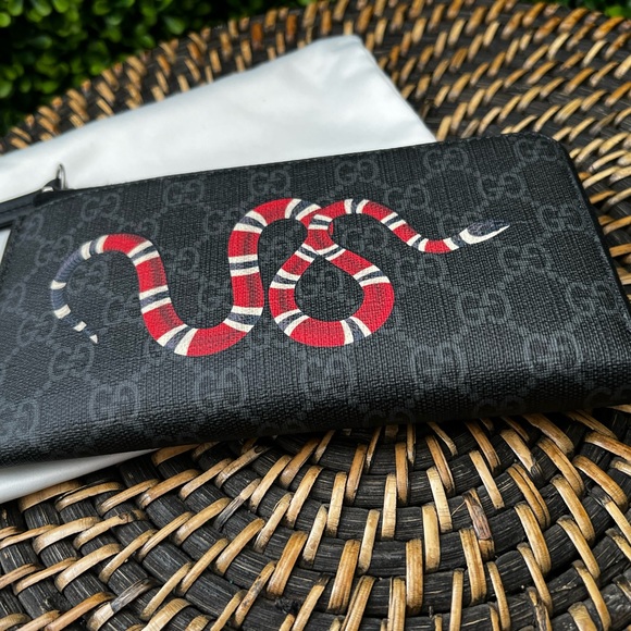New GUCCI GG Supreme Monogram Kingsnake Zip Around Wallet in Black and Grey. - Picture 6 of 10